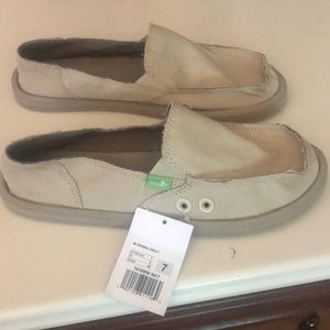 New, never worn. Sanuk womens Donna Daily shoes.